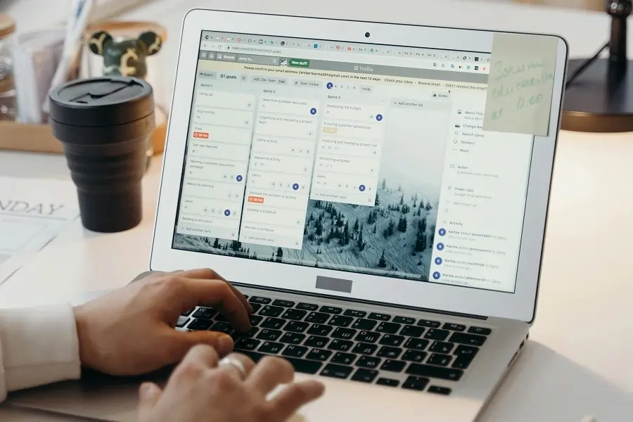 Bild eines Notebooks auf dem zwei Hände liegen und tippen