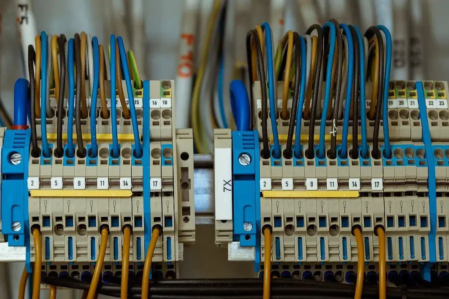 Bild einer Reihe an Durchgangsklemmen an welchen verschiedene elektrische Kabel angeschlossen sind